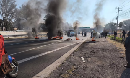 Manifestantes de Uber bloquean la carretera México- Querétaro 
