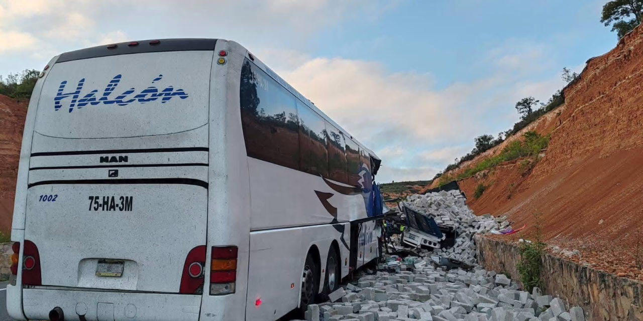 Choque en la autopista Cuacnopalan-Oaxaca deja 2 muertos y diez lesionados