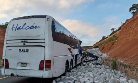 Choque en la autopista Cuacnopalan-Oaxaca deja 2 muertos y diez lesionados