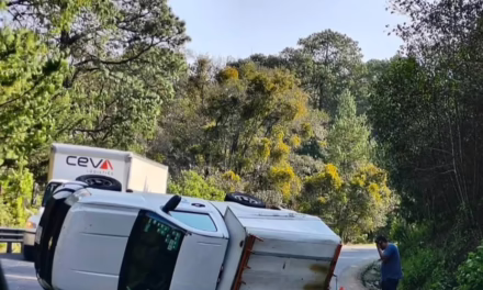 Volcadura en la carretera federal 140 Xalapa – Perote, a la altura de Normandía