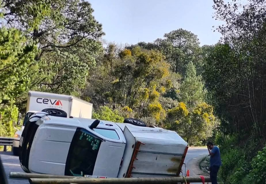 Volcadura en la carretera federal 140 Xalapa – Perote, a la altura de Normandía