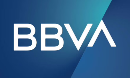 Cajera de BBVA irá 7 años a prisión por robar dinero a clientes.