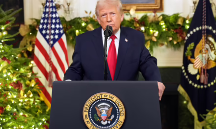 El presidente Donald Trump pronuncia un discurso a la nación desde la Sala de Recepciones Diplomáticas de la Casa Blanca