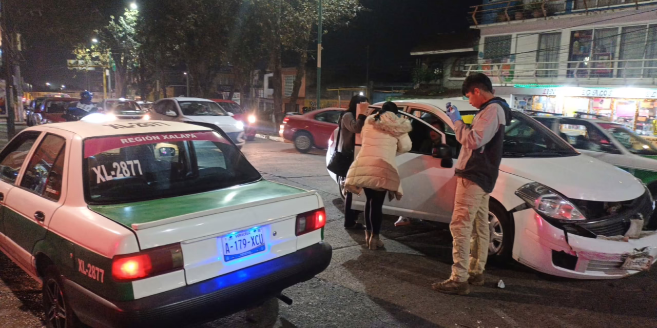 Colisión en la avenida Pípila: Taxi y auto particular protagonizan percance vial