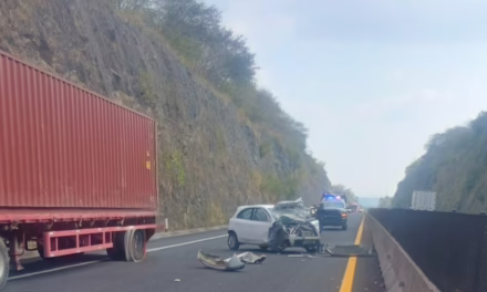 Automóvil choca contra muro divisorio en la carretera Xalapa-Veracruz