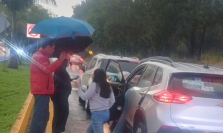 Choque por alcance en la Xalapa-Veracruz, a la altura del Fraccionamiento El Quetzal 