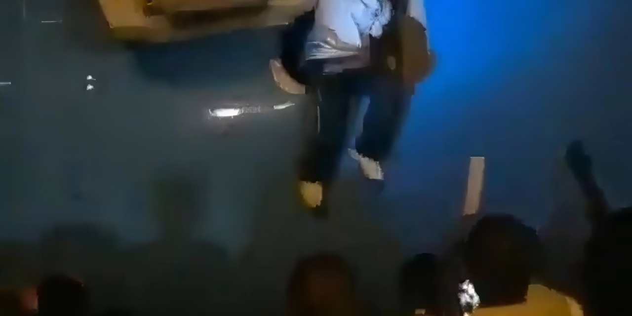 Video:Pasajeros se vieron obligados a saltar por la puerta para salir del avión