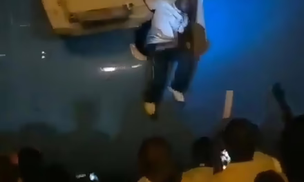 Video:Pasajeros se vieron obligados a saltar por la puerta para salir del avión