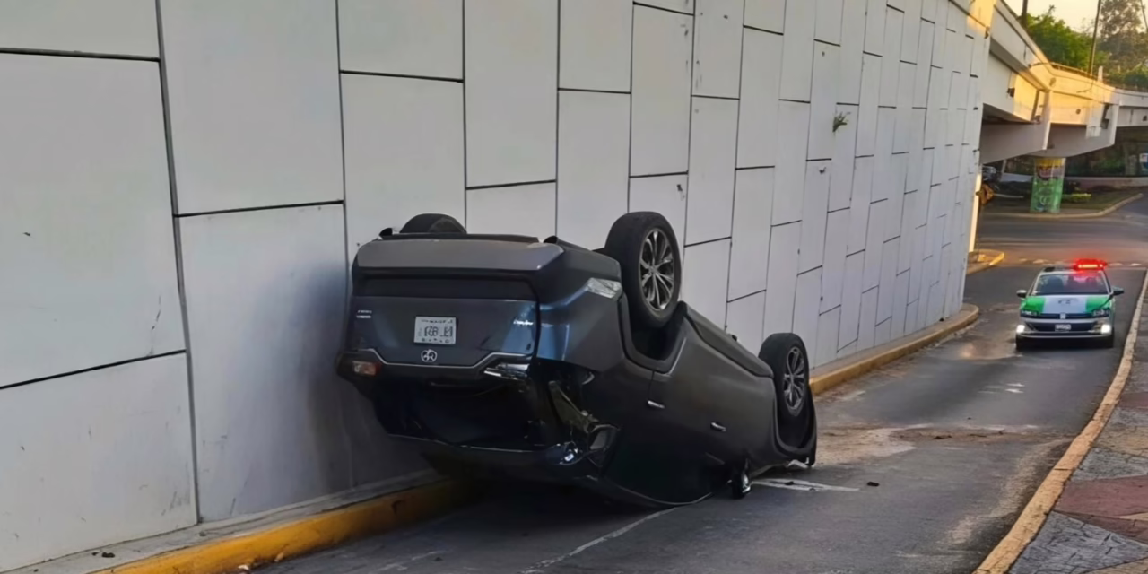 Abandona su camioneta tras aparatosa volcadura en Circuito Presidentes