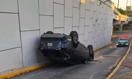 Abandona su camioneta tras aparatosa volcadura en Circuito Presidentes