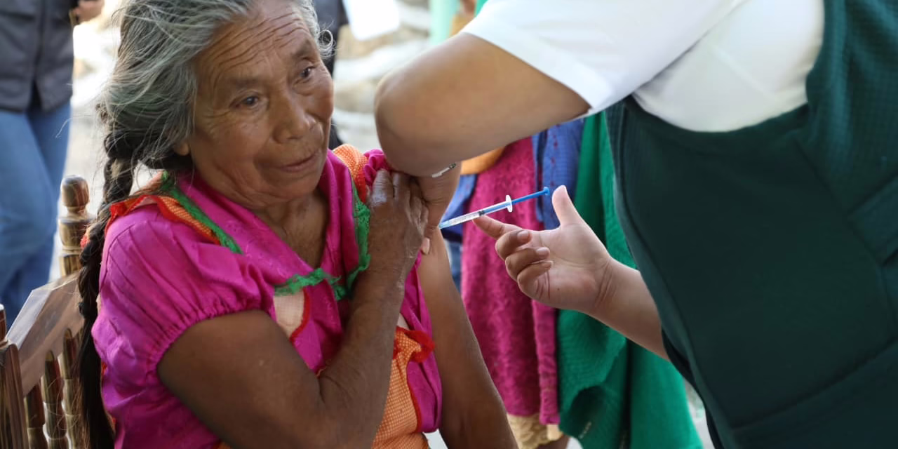 Comunidades de Coscomatepec y Jalacingo reciben más de 7 mil 600 apoyos invernales