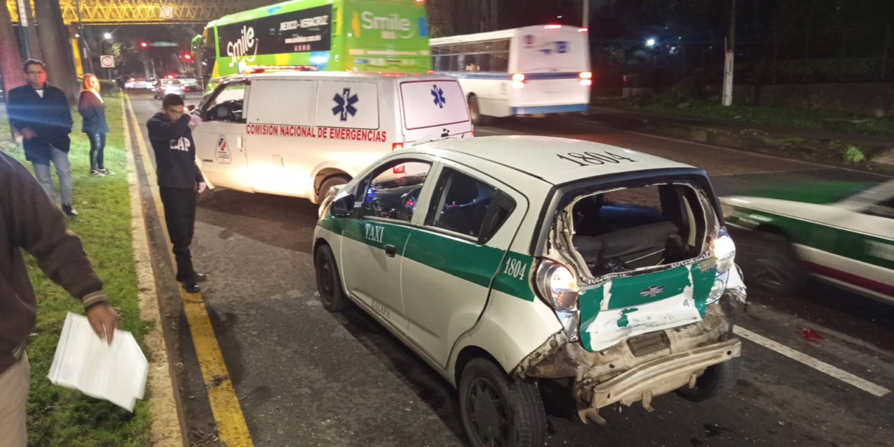 Accidente de tránsito en la avenida Lázaro Cárdenas, a la altura del puente Macuiltépec