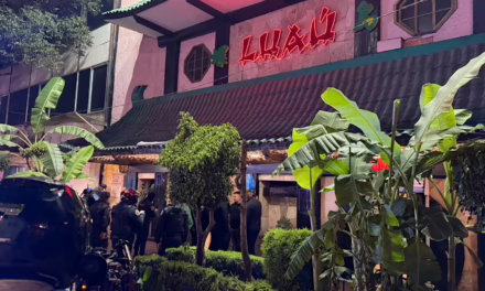 En el interior del restaurante “LUAÚ”, una persona perdió la vida y otra más resultó lesionada tras un ataque con arma de fuego,