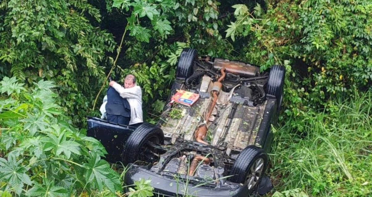 Camioneta cae a barranco en la carretera 180 Cardel – Poza Rica,  a la altura de La Mancha