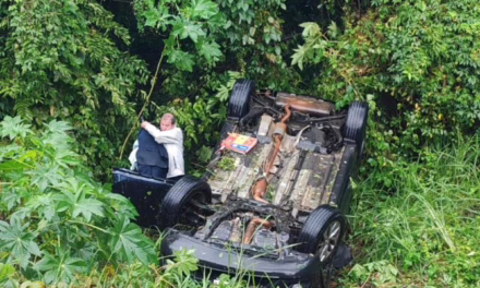 Camioneta cae a barranco en la carretera 180 Cardel – Poza Rica,  a la altura de La Mancha