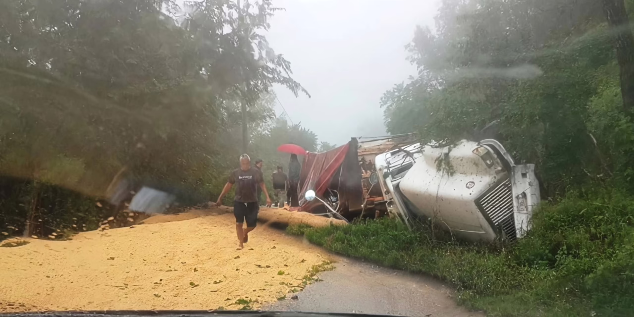 Bloqueo total en la carretera Misantla-Diamante tras volcadura de camión de carga