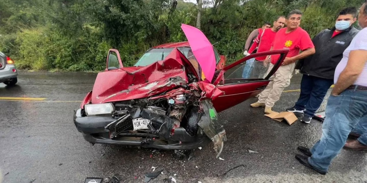 Choque frontal en la vía Plan de las Hayas-Palma Sola deja un muerto y varios heridos