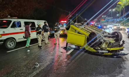 Vuelca automóvil a la altura de Plaza Animas, conductor resulta con golpes leves