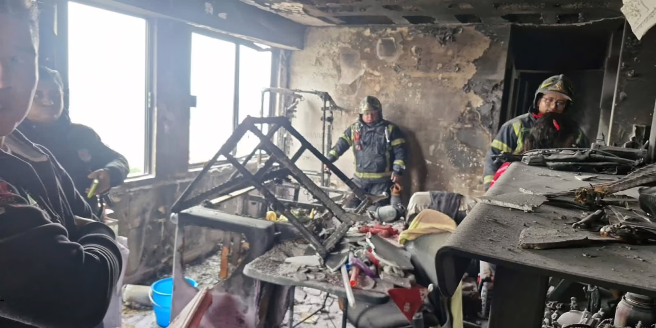 Cortocircuito en un árbol de Navidad, provoca incendio en departamento en la CDMX