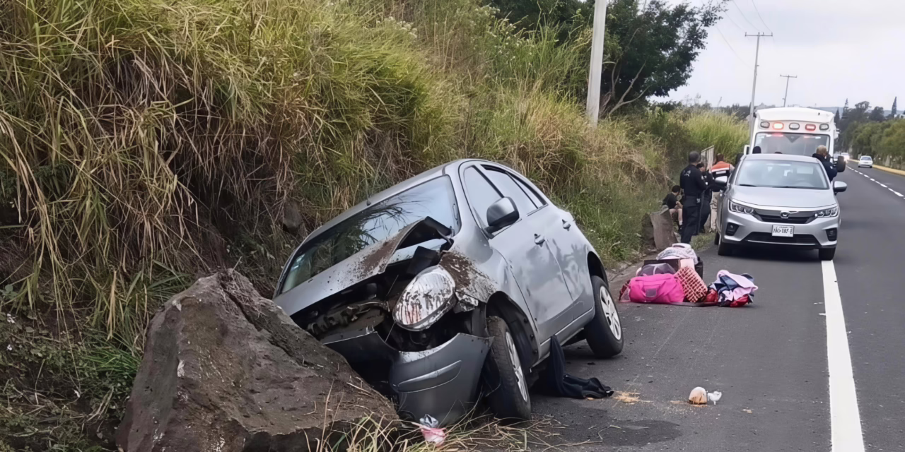 Familia accidentada en la Xalapa-Veracruz: Impactan su vehículo contra una roca en El Lencero