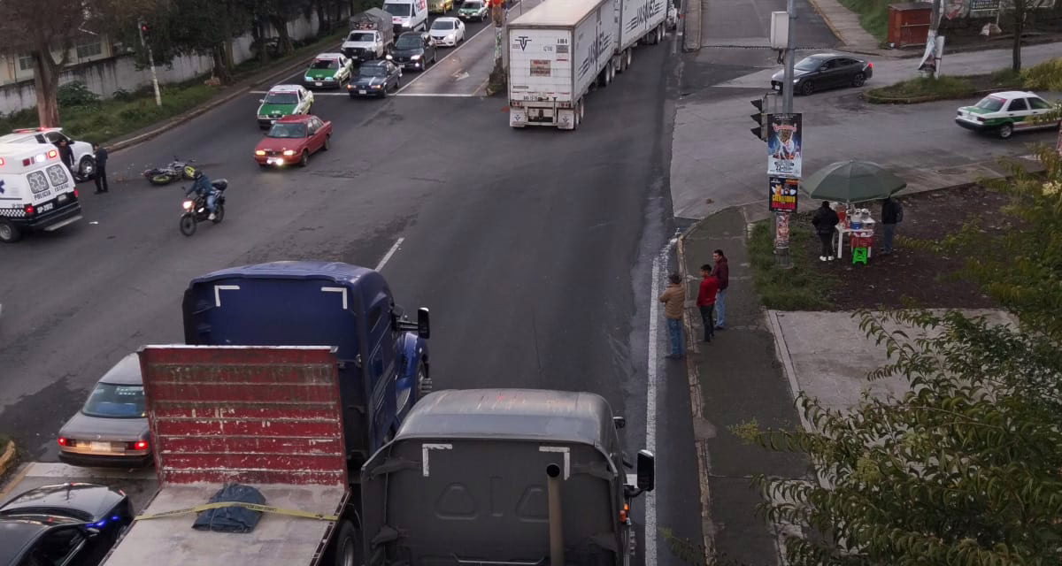 Caos vial en el bulevar Xalapa-Banderilla: Tráiler averiado y motociclista accidentado complican la circulación