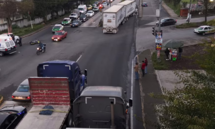 Caos vial en el bulevar Xalapa-Banderilla: Tráiler averiado y motociclista accidentado complican la circulación