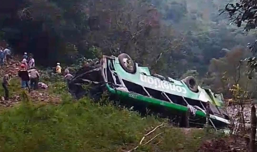 Gobierno del Estado realiza rescate por accidente de autobús en Zontecomatlán