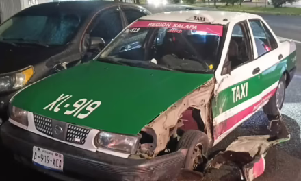 Choque entre particular y taxi frente a la Guardia Nacional moviliza a cuerpos de emergencia