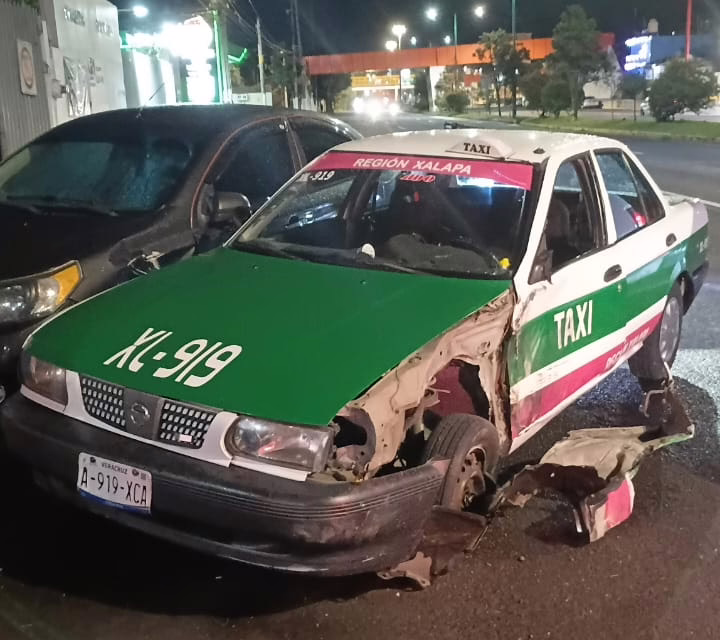 Choque entre particular y taxi frente a la Guardia Nacional moviliza a cuerpos de emergencia