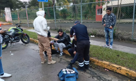 Pareja de motociclistas resulta lesionada tras accidente en la avenida Arco Sur