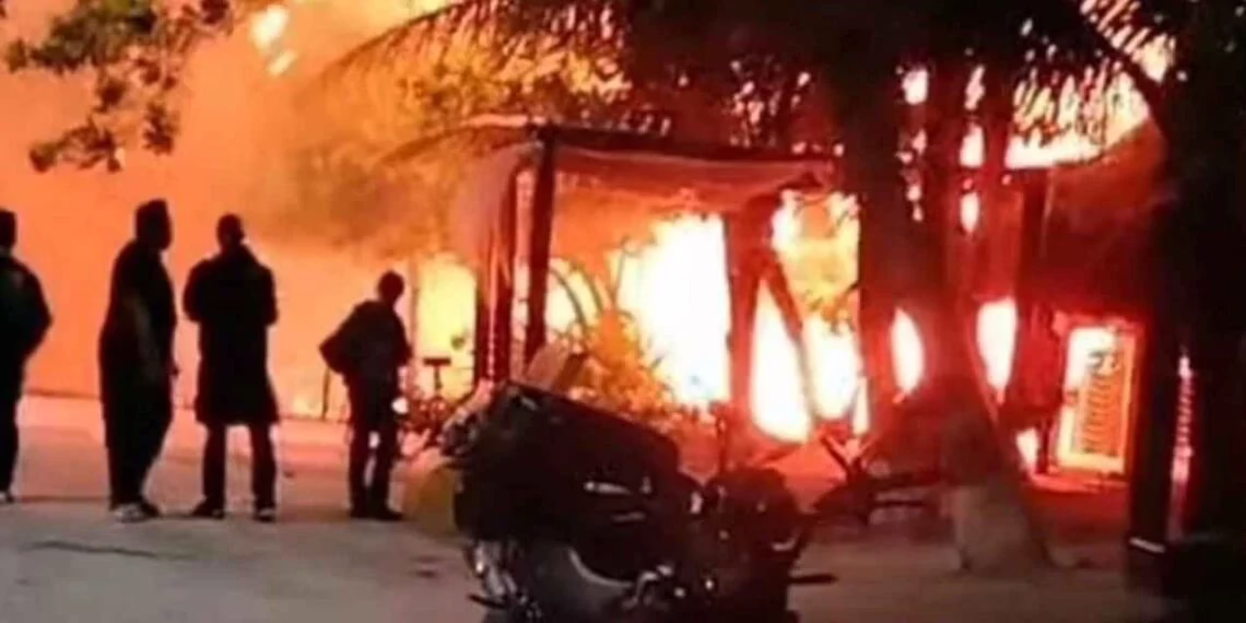 Video:Incendio en Navidad arrasa 50 palapas en Mahahual, al sur de Quintana Roo