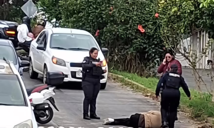 Colisión entre auto y motocicleta en la colonia Rafael Lucio moviliza a autoridades