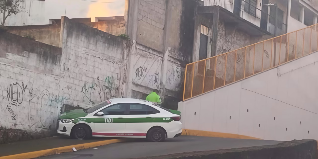 Taxi termina sobre la banqueta bajo el puente de Pípila