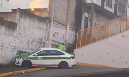 Taxi termina sobre la banqueta bajo el puente de Pípila