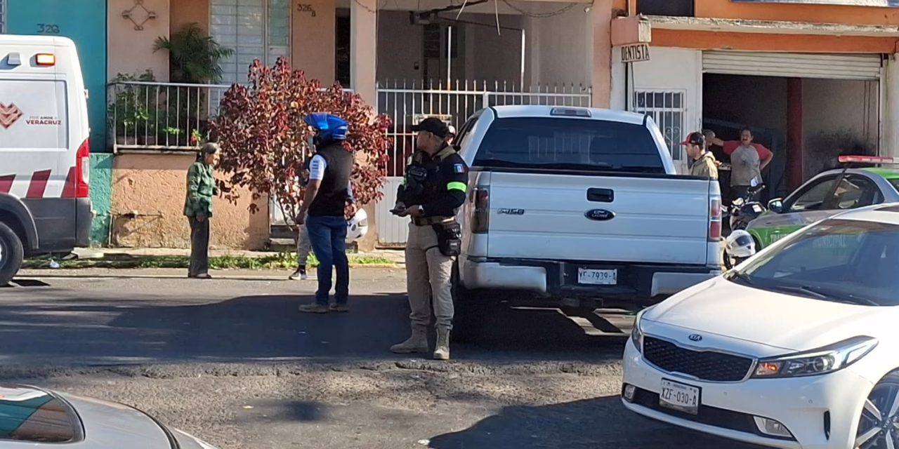 Colisión entre motocicleta y camioneta en la avenida Ruiz Cortines moviliza a cuerpos de emergencia