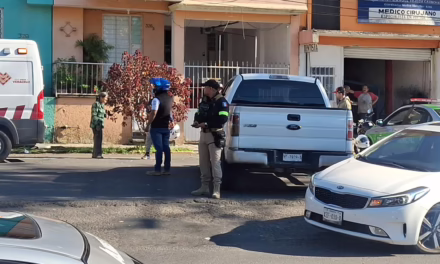 Colisión entre motocicleta y camioneta en la avenida Ruiz Cortines moviliza a cuerpos de emergencia