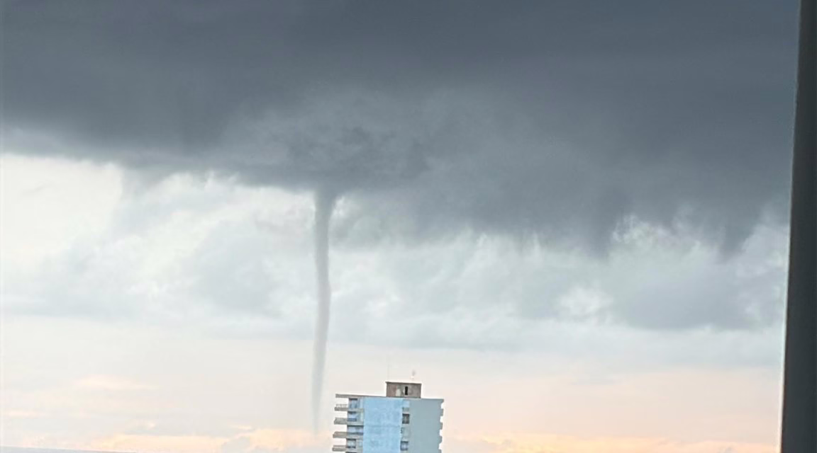 VIDEO:CAPTAN EL MOMENTO EN QUE UNA TROMBA MARINA GOLPEA LA COSTA EN ESPAÑA