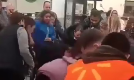 Video:Pelea en Walmart deja a cliente herida por querer meterse en la fila