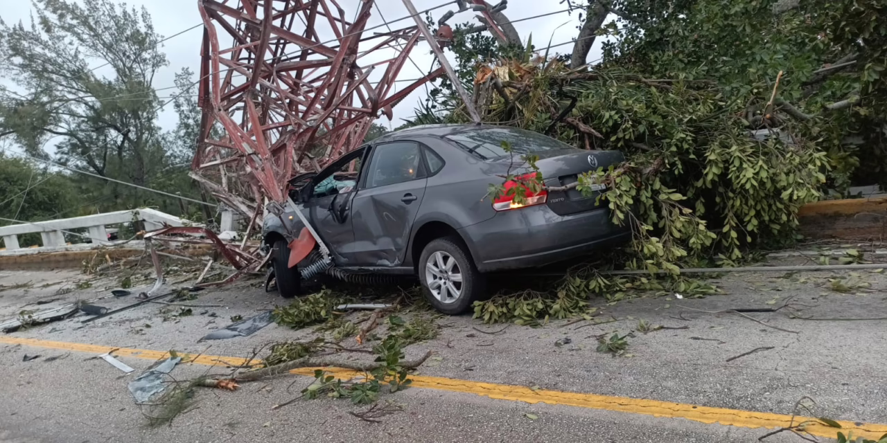 Video:Torre de CFE cayó sobre el puente en la carretera Coatzacoalcos-Villahermosa