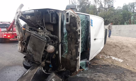 Video:Vuelca combi en el Circuito Exterior Mexiquense; al menos 13 lesionados