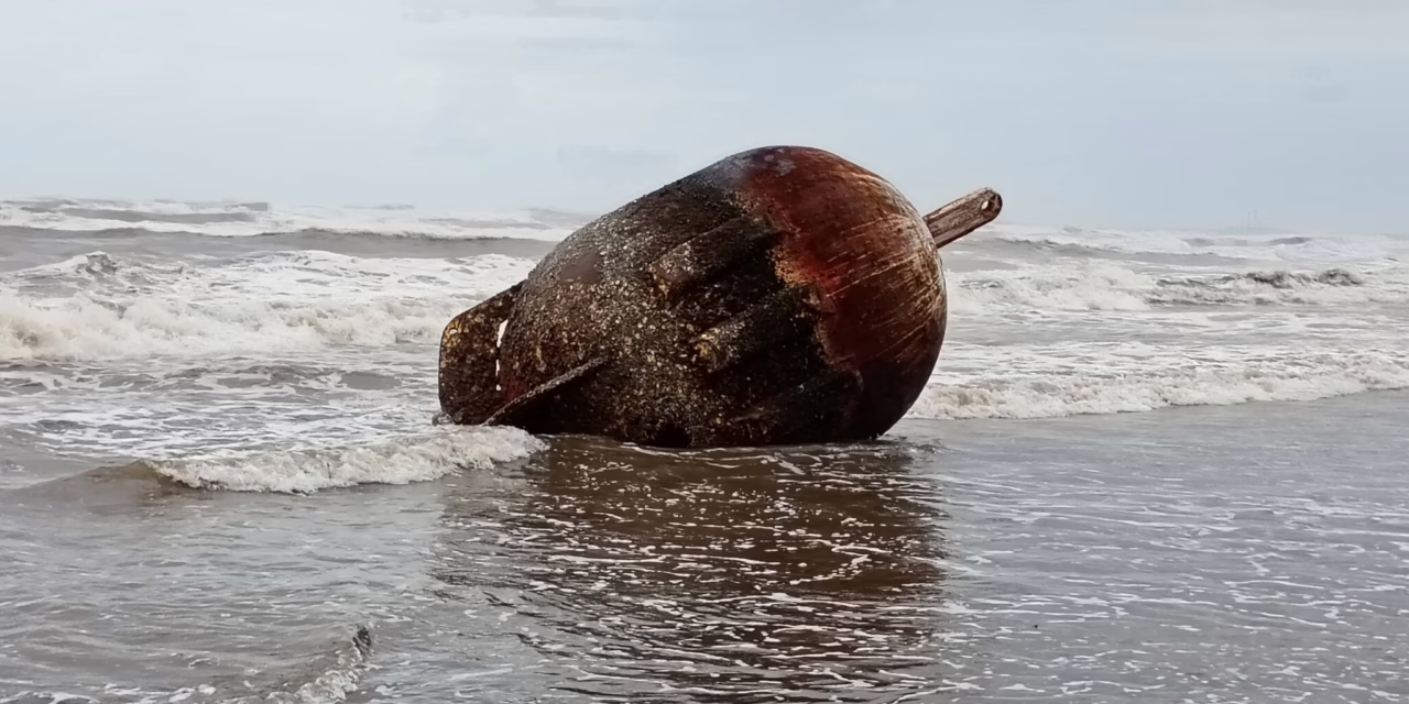 Fuerte oleaje arrastra boya en playa de Coatzacoalcos