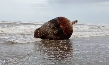 Fuerte oleaje arrastra boya en playa de Coatzacoalcos
