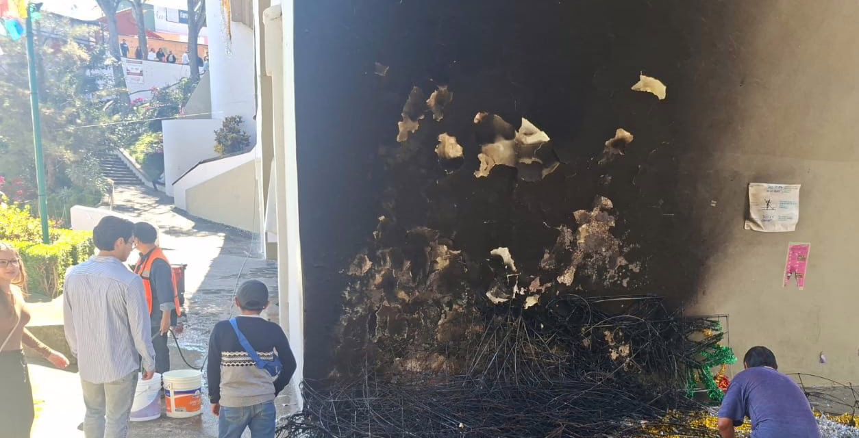 Sujeto prende fuego a los adornos navideños del centro de Xalapa