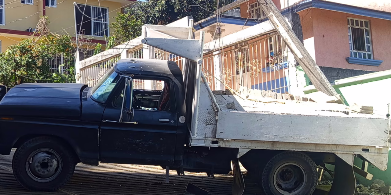 Camión de materiales pierde el control en pendiente en Xalapa, hay una mujer lesionada