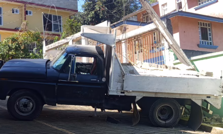 Camión de materiales pierde el control en pendiente en Xalapa, hay una mujer lesionada