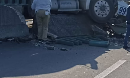 Fila de vehículos por accidente en la carretera Paso del Toro-Santa Fe