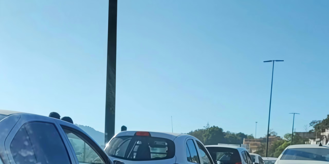 Carambola en la avenida Lázaro Cárdenas: seis vehículos involucrados cerca del puente Macuiltépetl