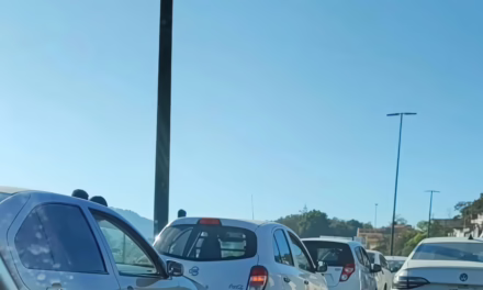 Carambola en la avenida Lázaro Cárdenas: seis vehículos involucrados cerca del puente Macuiltépetl