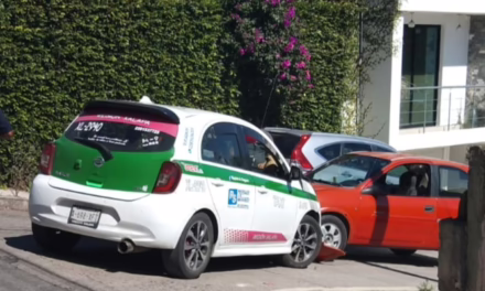 Choque en la colonia Burócratas: Taxi y auto particular colisionan frente a Catastro