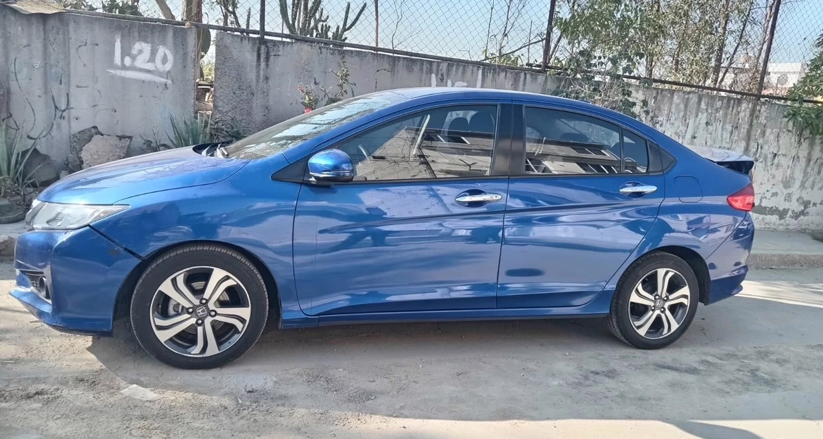 Localizan abandonado en Nezahualcóyotl el auto que arrastró a motociclista en CDMX